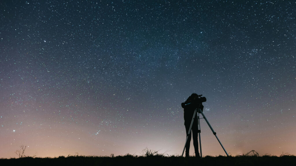 Veja como escolher seu primeiro telescópio sem cair em promessas exageradas e entenda quando um refletor de 114 mm vale a pena.