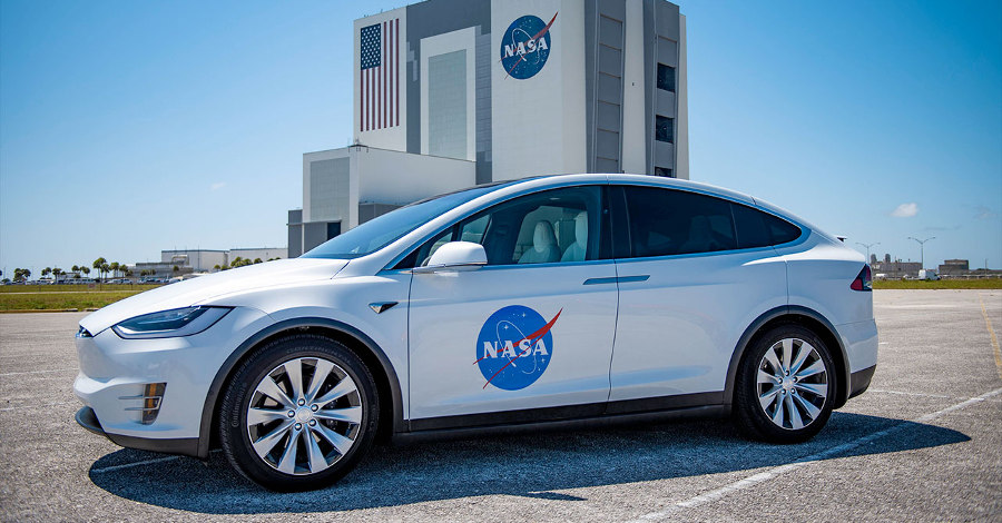 conheça o carro da tesla que transporta os astronautas da nasa