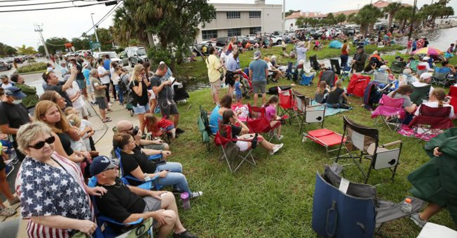 na flórida pessoas se aglomeram para assistir ao lançamento