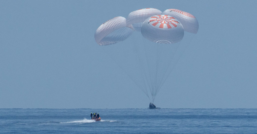 nave tripulada da spacex retorna terra