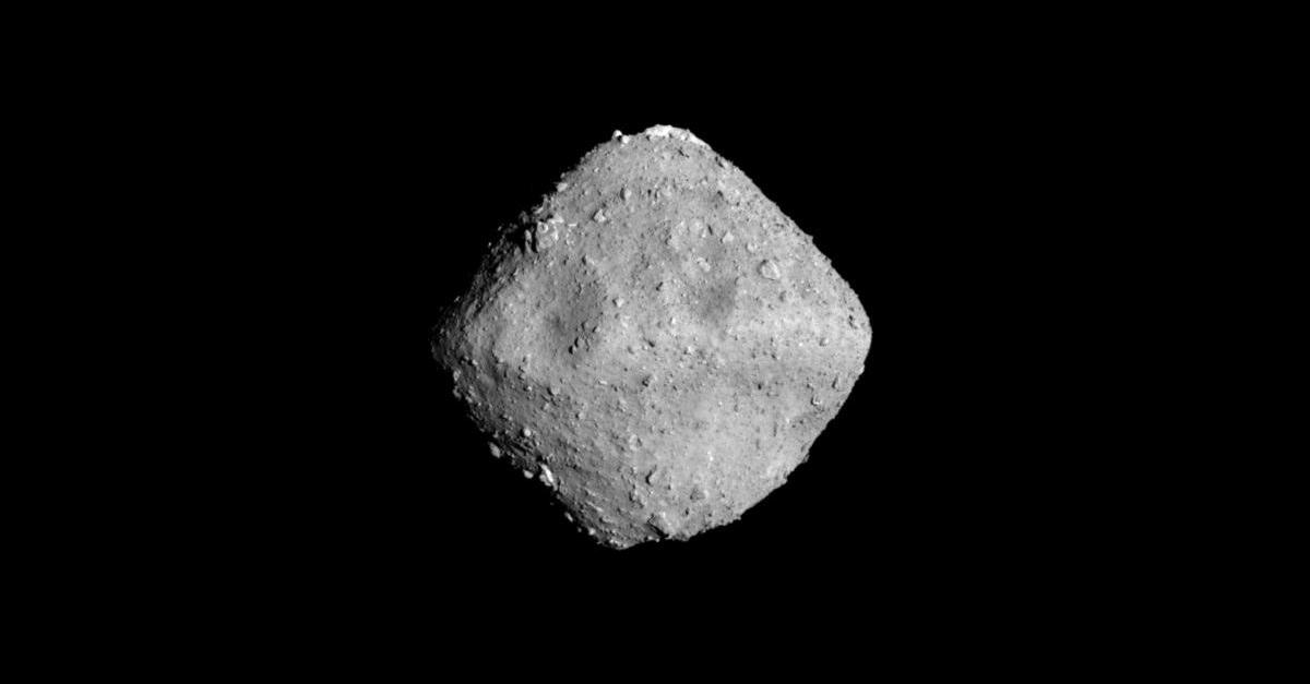 Foto do asteroide Ryugu captado pela sonda Hayabusa 2 em 2018. Crédito da imagem: JAXA.