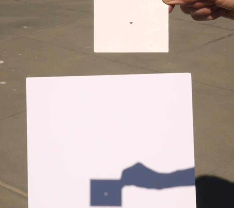 Exemplo de como observar o eclipse solar com o método "pinhole". 