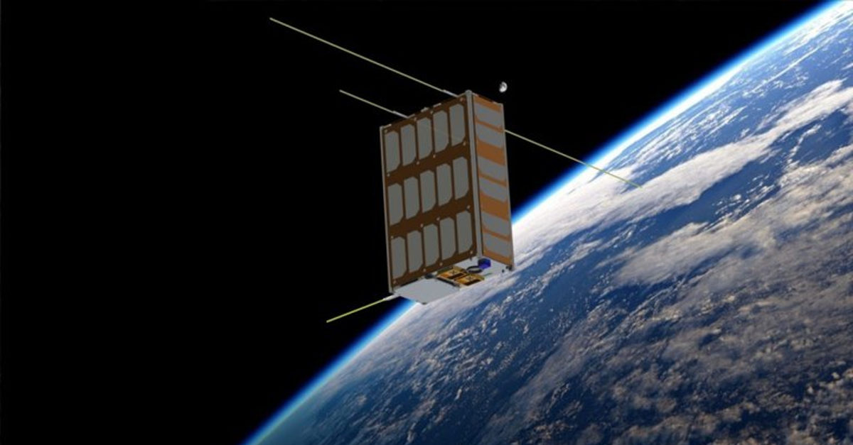 Concepção artística do ITASAT-1 em órbita da Terra.