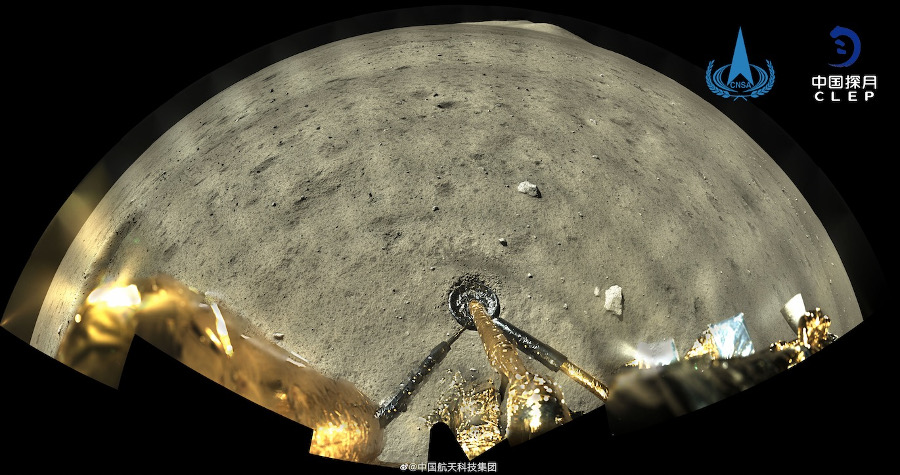 Imagem panorâmica mostrando o módulo de pouso lunar Chang'e 5 e a superfície da Lua.