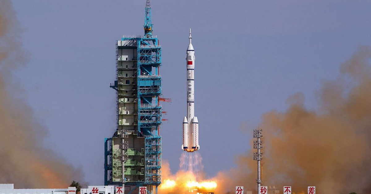 Foto do lançamento do foguete chines Long March 5.