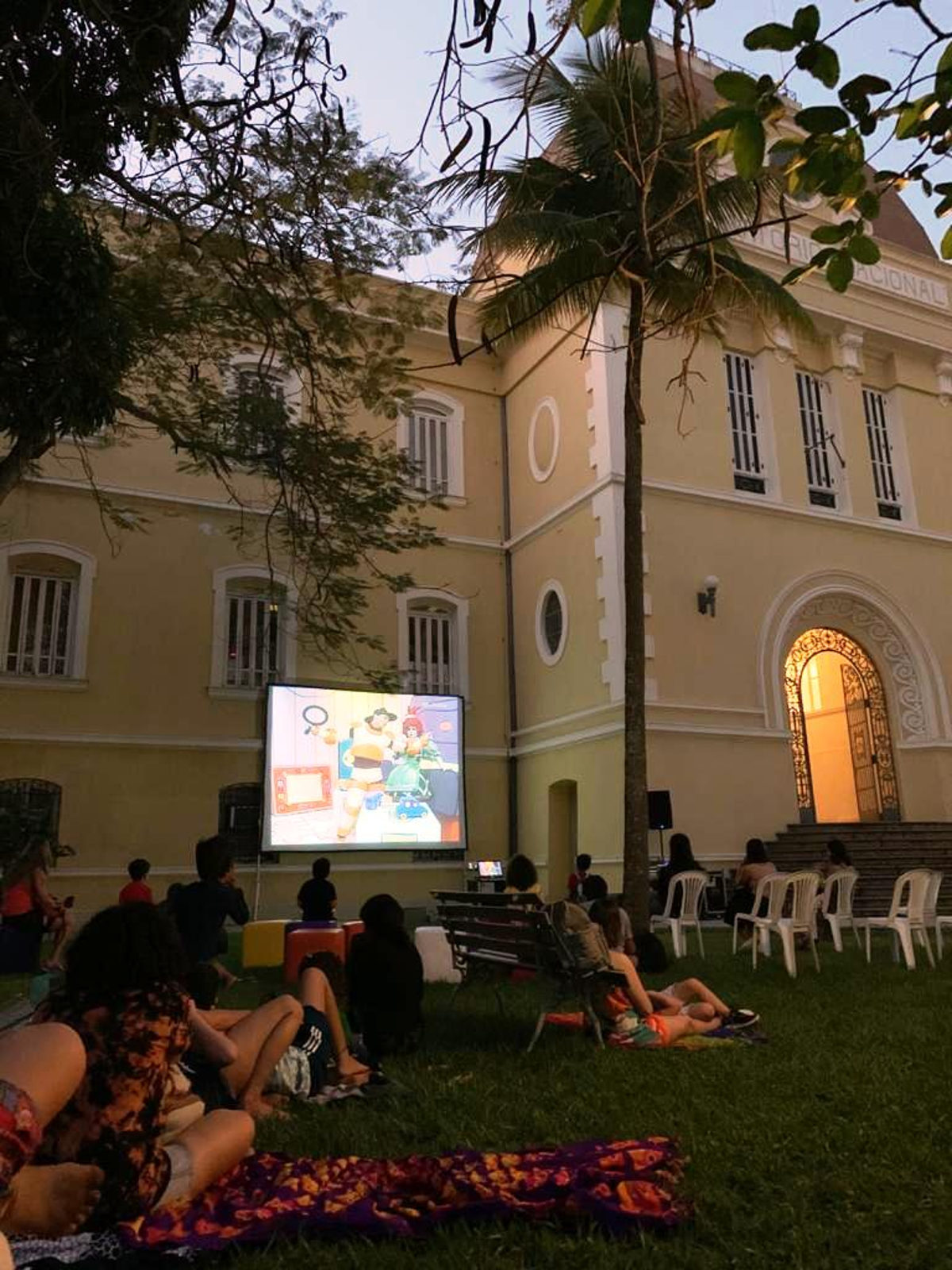 Foto do "Cinema no Gramado" promovido pelo MAST. 