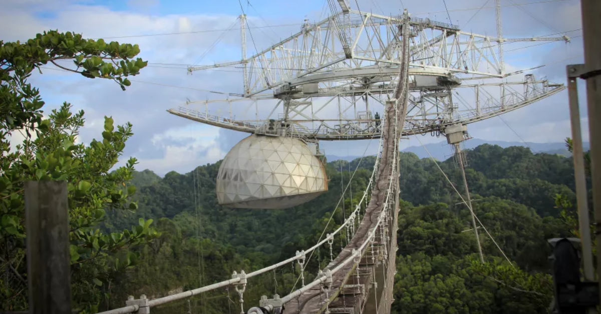 Foto do braço de azimute e plataforma de instrumentos do Radiotelescópio de Arecibo.