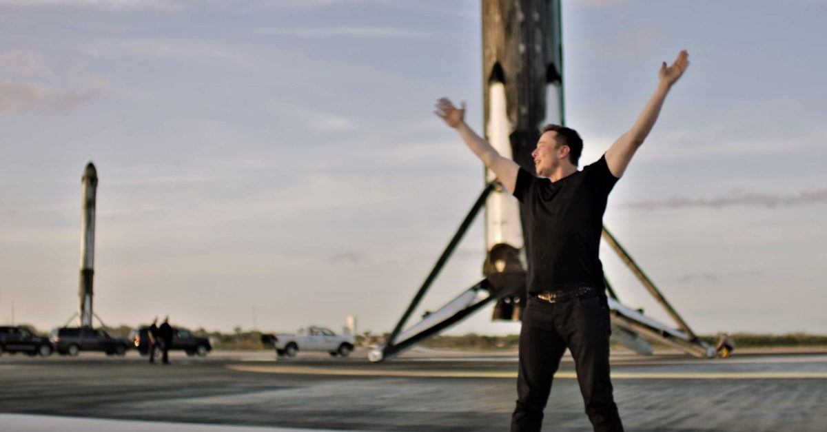 Elon Musk à frente dos foguetes reutilizáveis desenvolvidos pela SpaceX. 