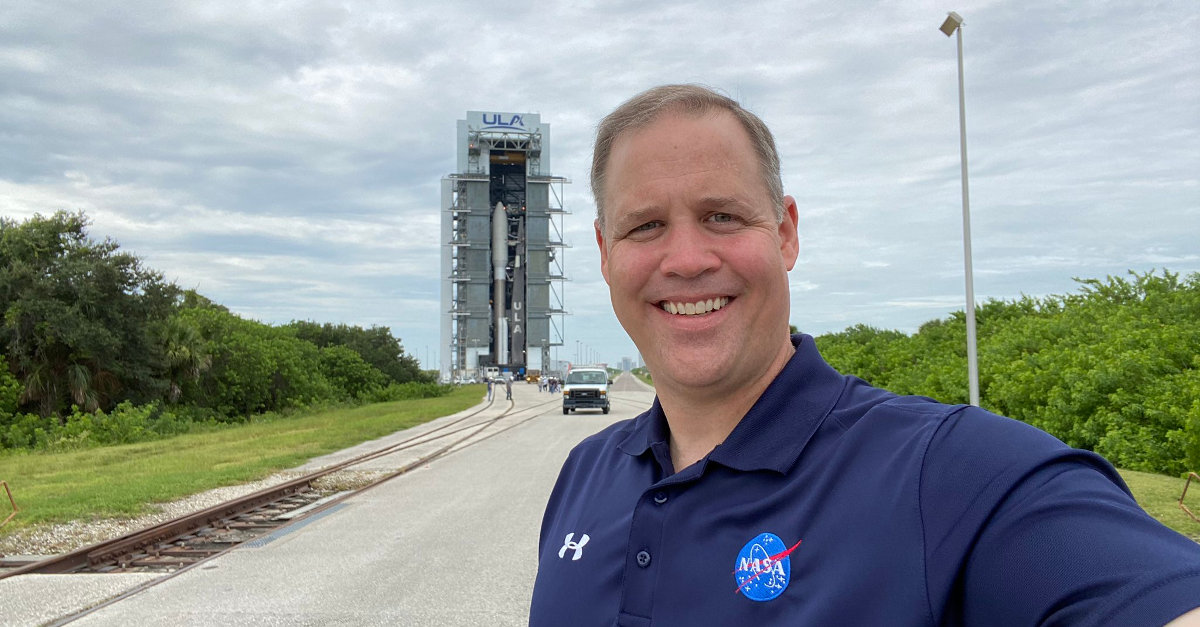 Selfie de Jim Bridenstine mostrando o foguete Atlas V, da ULA, que lançou a sonda Perseverance para Marte. 