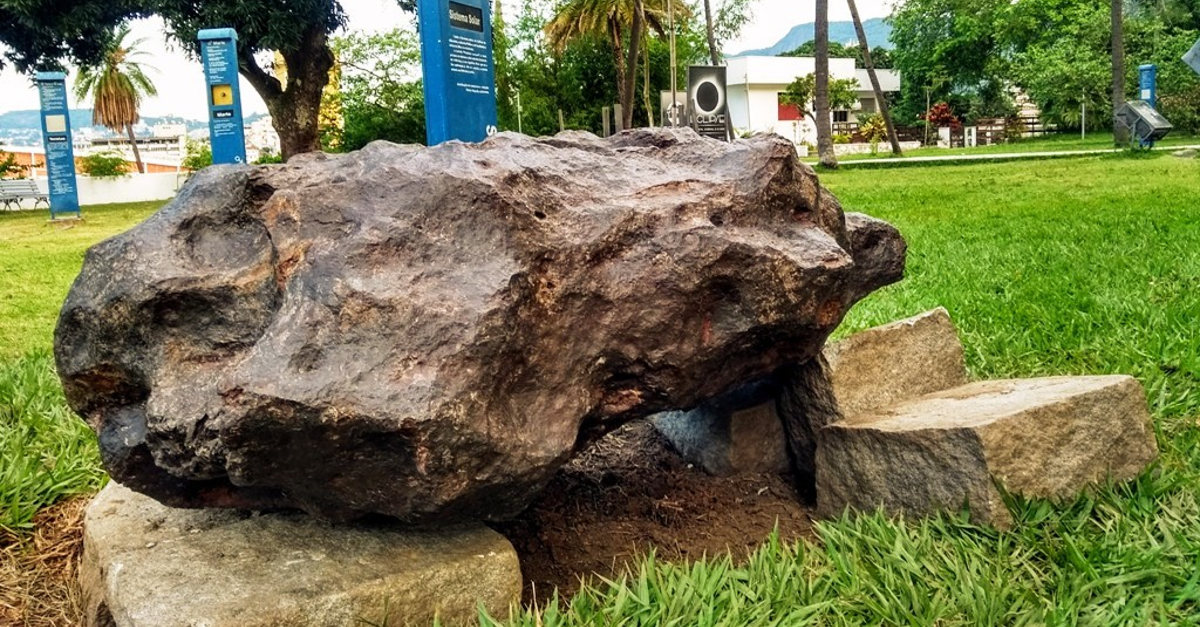 Foto do Santa Luzia de Goiás, o segundo maior meteorito encontrado no Brasil.