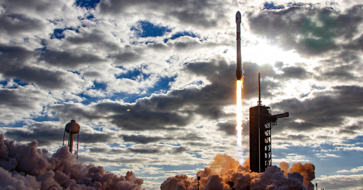 Lançamento do foguete Falcon, da SpaceX, a serviço das forças armadas dos EUA. 