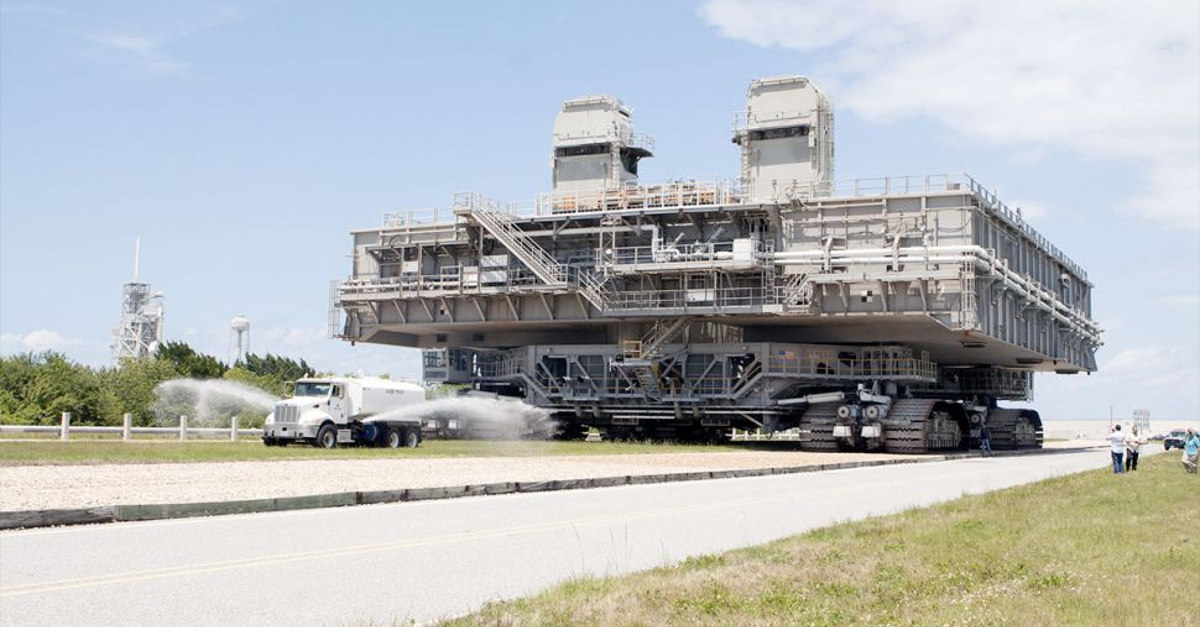 A plataforma MLP-2 é fotografada sendo movida no Centro Espacial Kennedy, nos Estados Unidos, em 2014. 