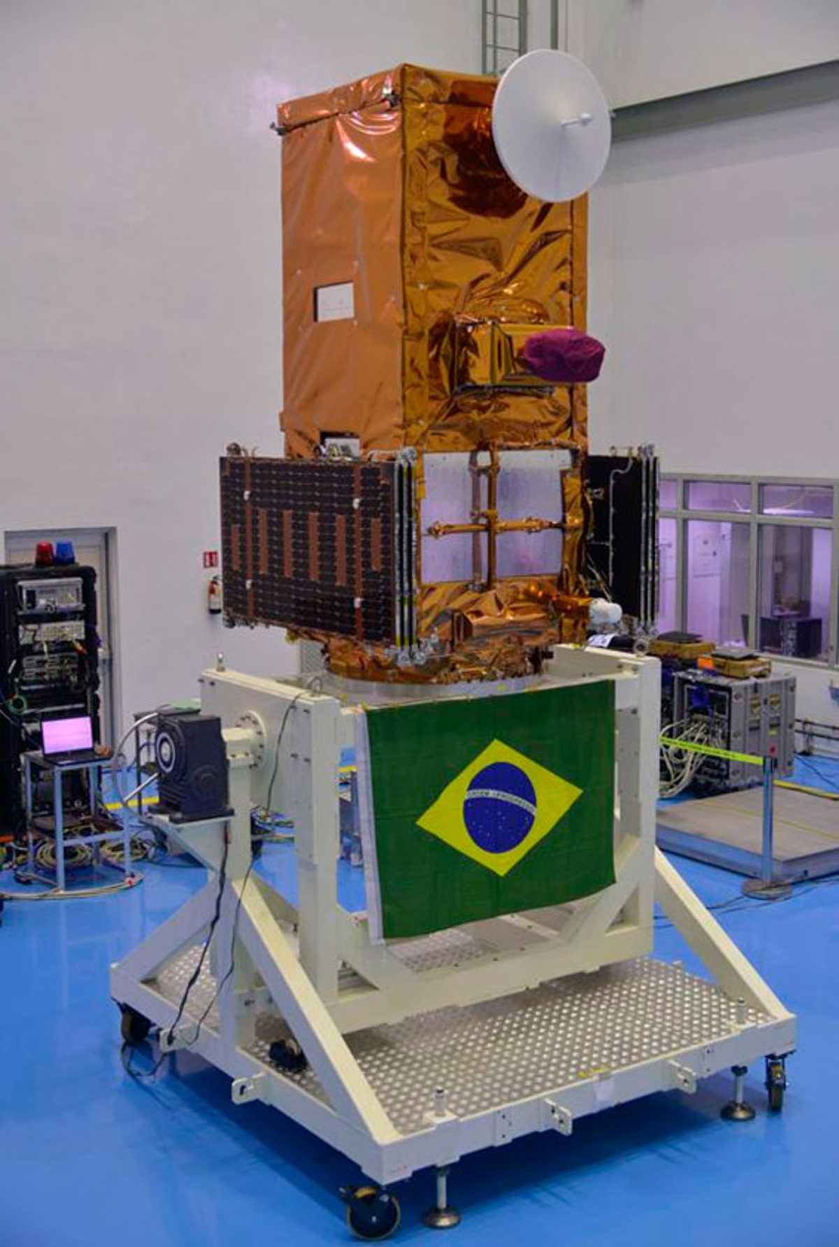 Foto do Amazonia-1 integrado na base de lançamento de SHAR, na Índia. 