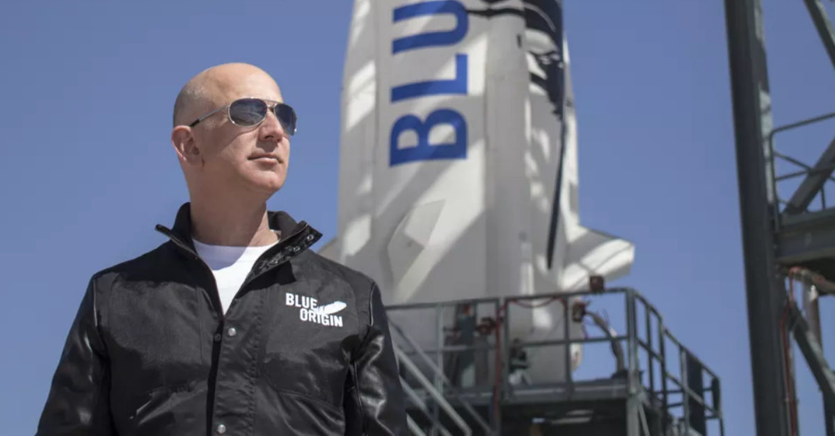 Jeff Bezos próximo ao foguete New Glenn, da Blue Origin, em 2 de abril de 2016.