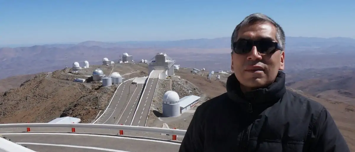 Foto do prof. Jorge Meléndez (IAG-USP) no Observatório La Silla, do ESO, localizado no Deserto de Atacama, no Chile. Entre os 100 sistemas binários, 31 pares binários foram observados pelo Observatório La Silla.