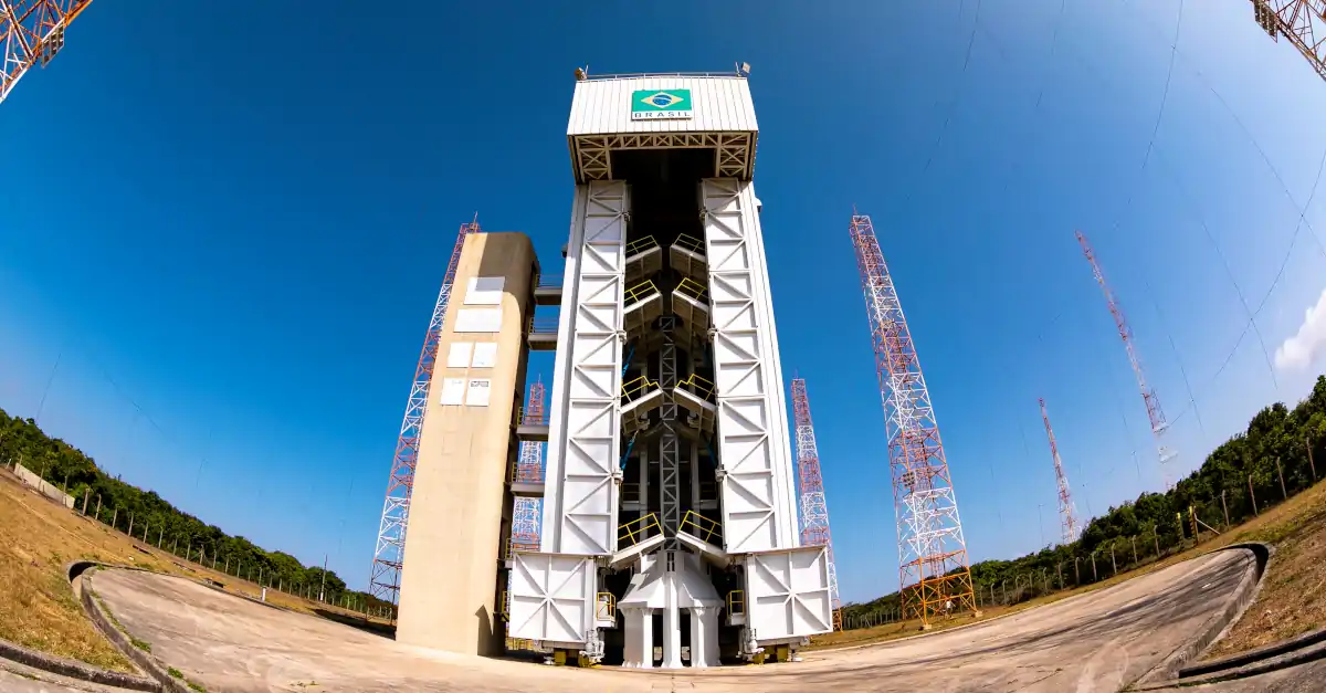 Foto da Torre Móvel de Integração (TMI), localizada no Centro de Lançamento de Alcântara (CLA).