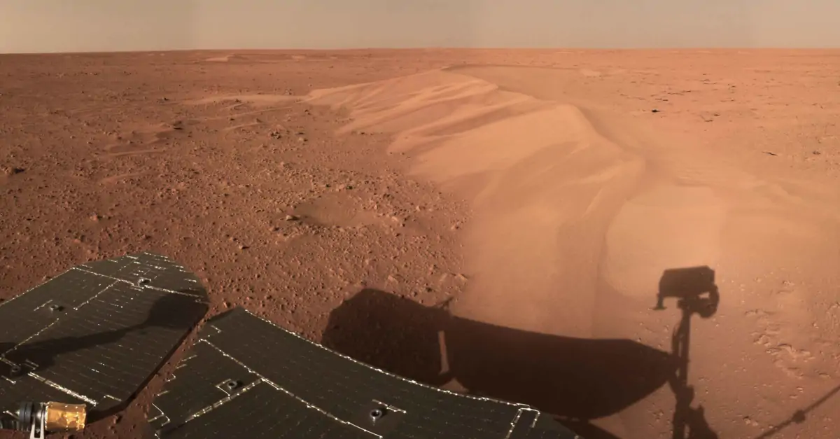 Parte da imagem panorâmica de Utopia Planitia captada pelo rover chinês Zhurong.