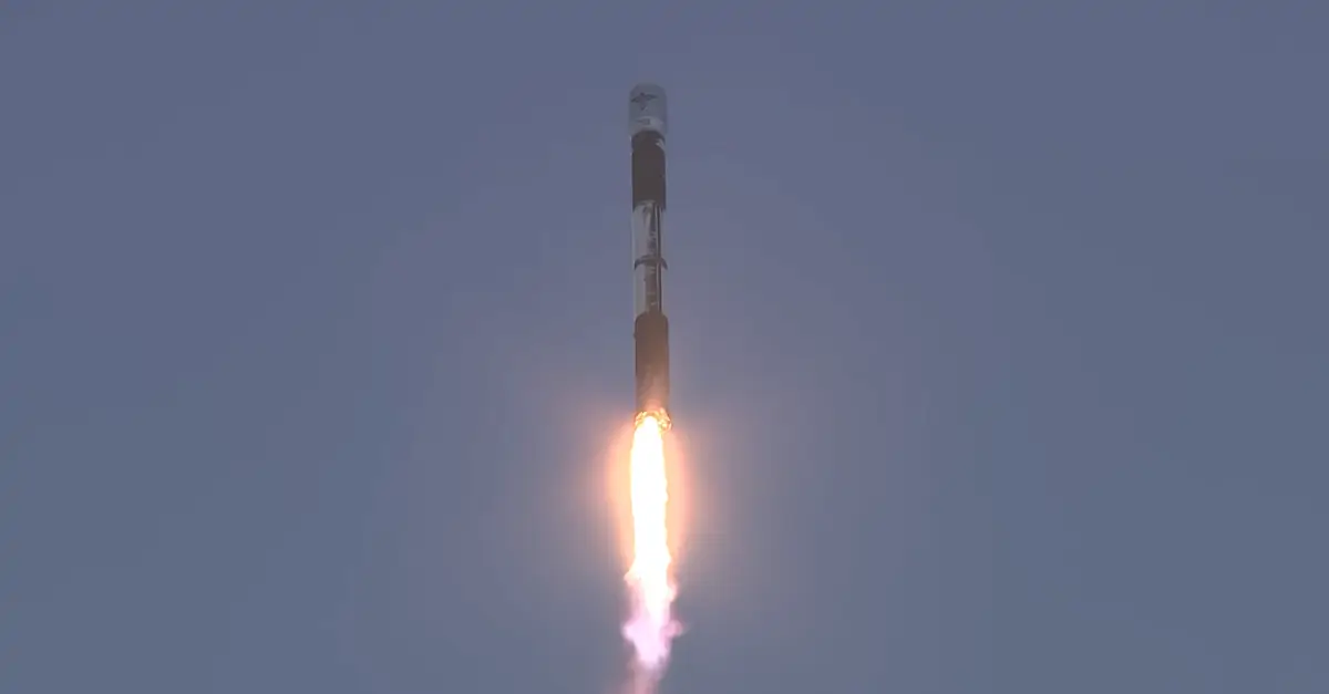 Imagem da primeira tentativa de lançamento orbital do foguete Alpha, da Firefly. 