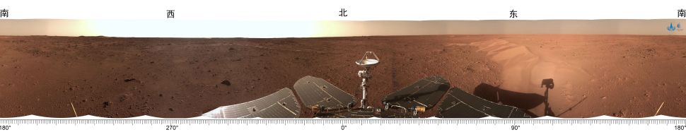 Imagem panorâmica de Utopia Planitia captada pelo rover chinês Zhurong (clique na imagem para ampliar).
