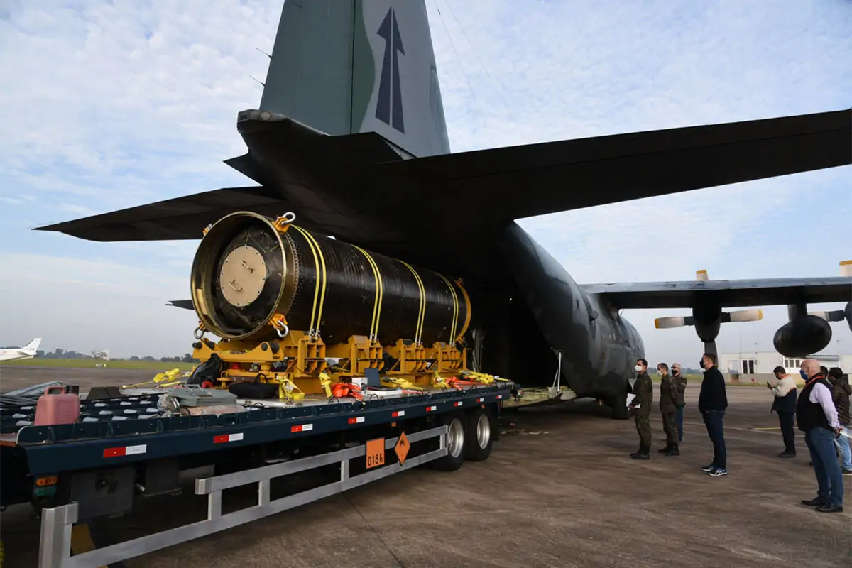 O motor S-50 sendo transportado por um avião da Força Aérea Brasileira (FAB).