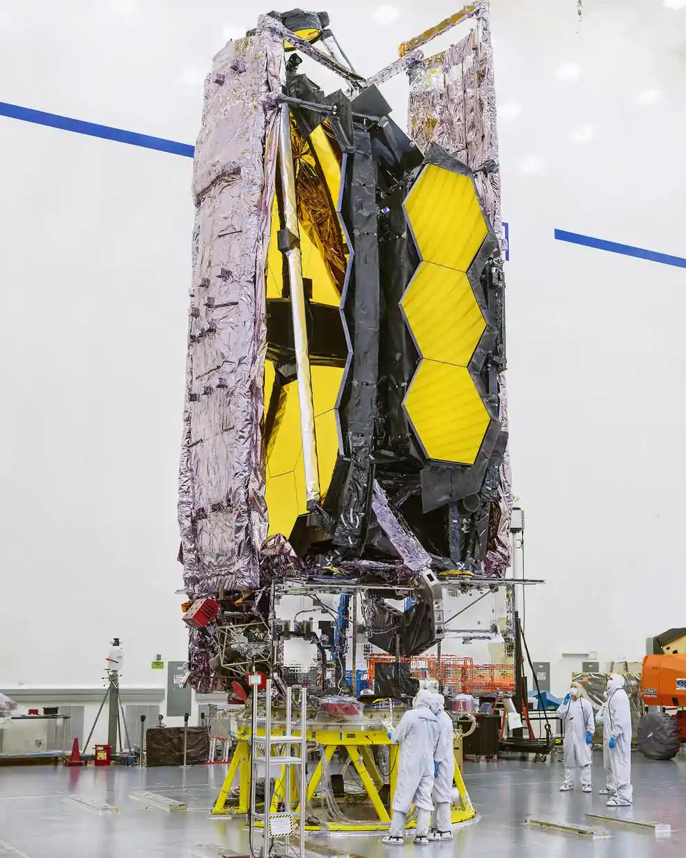 Foto do Telescópio Espacial James Webb da NASA sendo preparado para envio ao seu local de lançamento.
