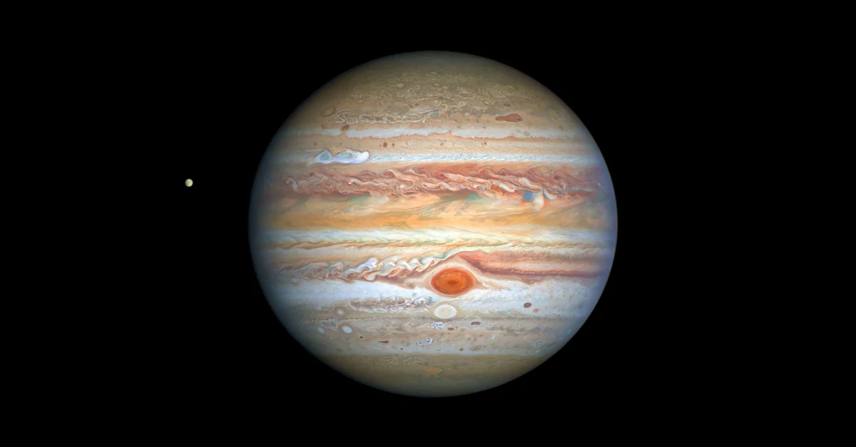 Planeta Júpiter captado pelo Telescópio Espacial Hubble, em 2020. A grande mancha vermelha e a lua Europa também aparece na imagem. 