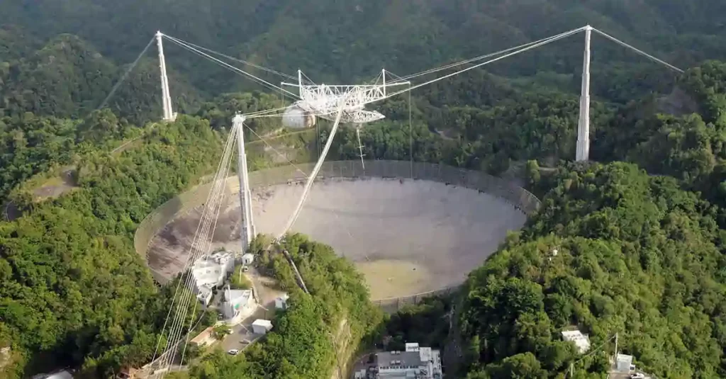 Foto do radiotelescópio do Observatório de Arecibo quando ele estava em operação. Crédito: UCF.