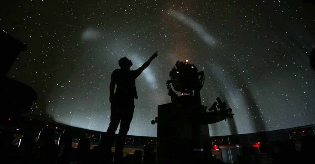Após 19 meses fechado, Planetário do Carmo reabre ao público