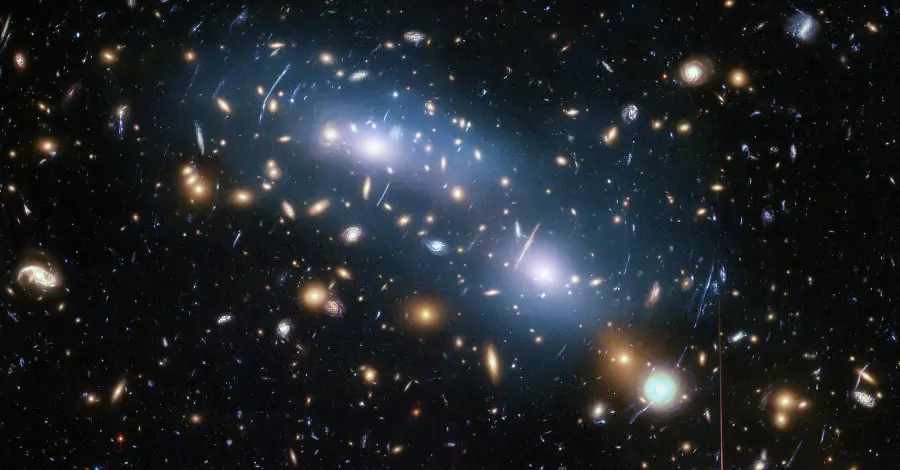 Fotografia do MACS J0416, um dos seis aglomerados de galáxias estudados com a ajuda do Telescópio Espacial Hubble. Imagem: NASA, ESA e M. Montes (Universidade de Nova Gales do Sul).