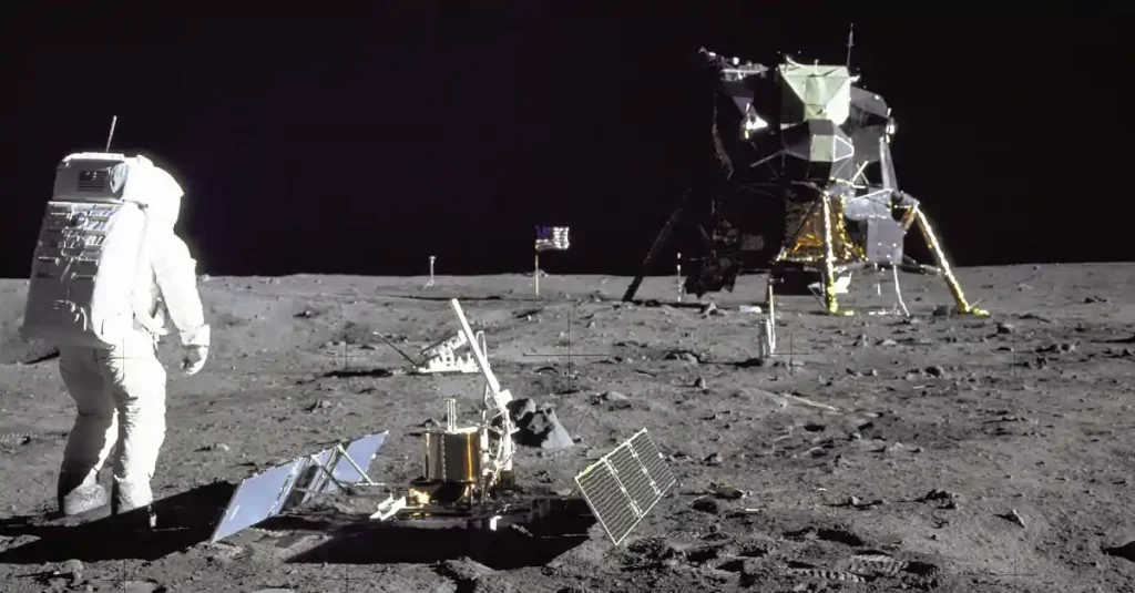 Astronauta caminhando na Lua durante a missão da Apollo 11, em 1969. 