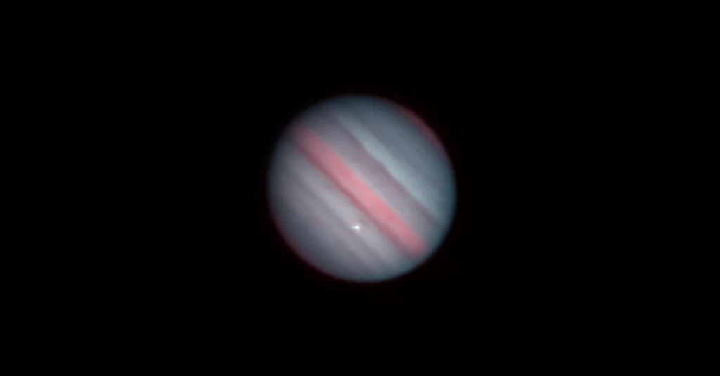 Foto de Júpiter em cores falsas mostrando o flash do possível impacto. Crédito: Ko Arimatsu / Universidade de Kyoto