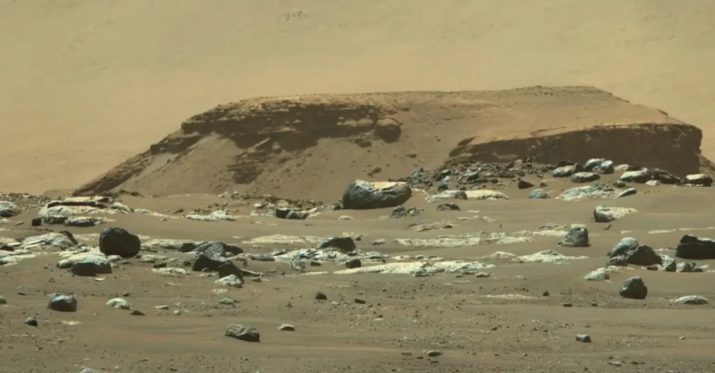 Um depósito remanescente de sedimentos dentro da cratera Jezero de Marte e fotografado pela Perseverance, em 22 de fevereiro de 2021.