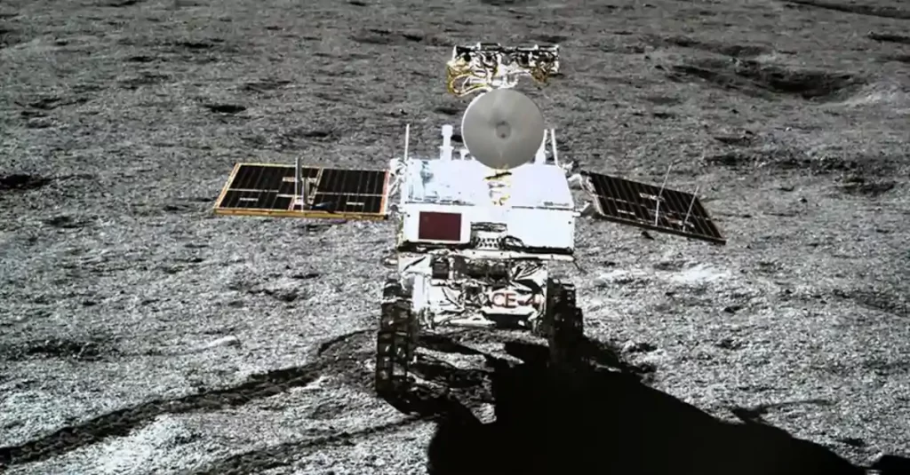 Foto do rover Yutu 2 no solo lunar.