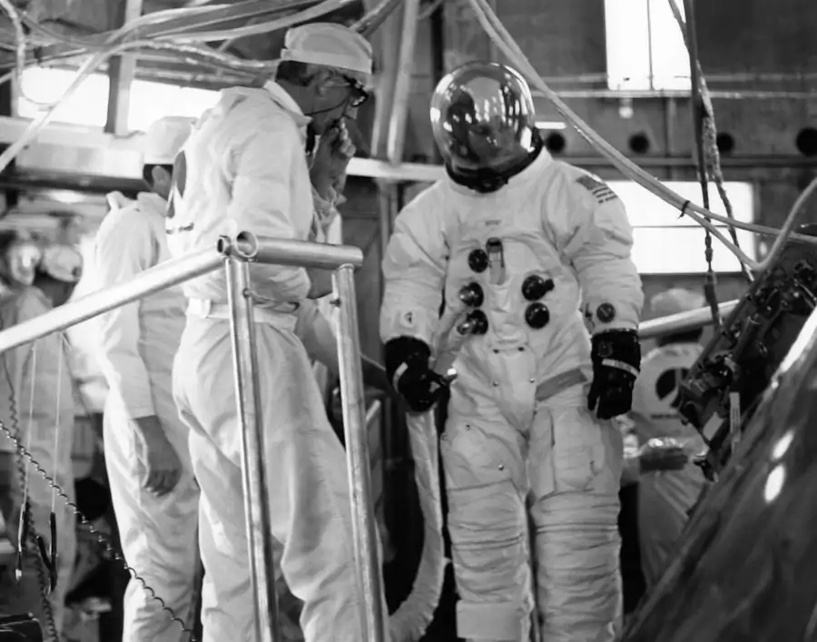 O astronauta Thomas K. Mattingly, durante os preparativos para a missão Apollo 16. 