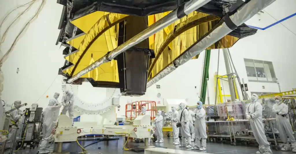 Técnicos executam os preparativos finais para o lançamento do Telescópio Espacial James Webb.