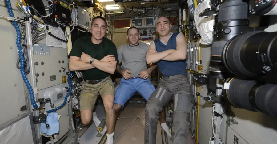 Da esquerda para direita, o astronauta Chris Cassidy e os cosmonautas Ivan Vagner e Anatoly Ivanishin, confirnados no segmento russo da ISS. 