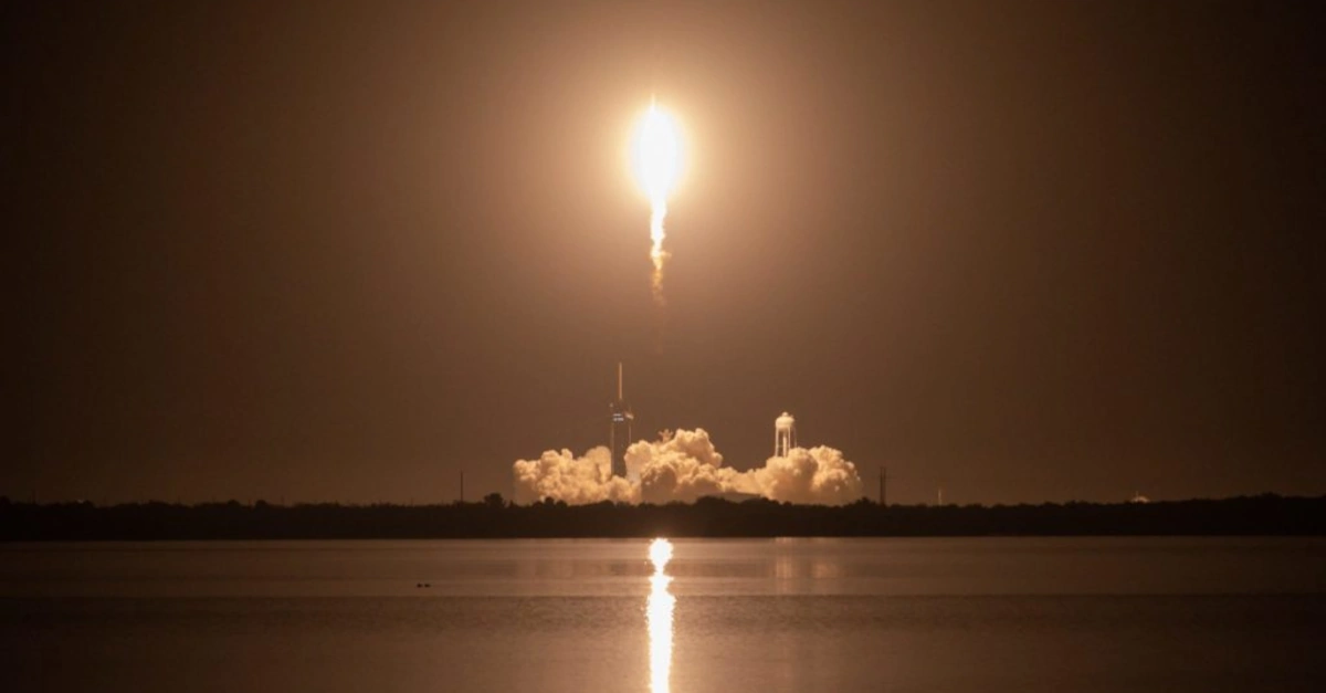 Com nova nave, SpaceX lança 4 astronautas em direção à ISS