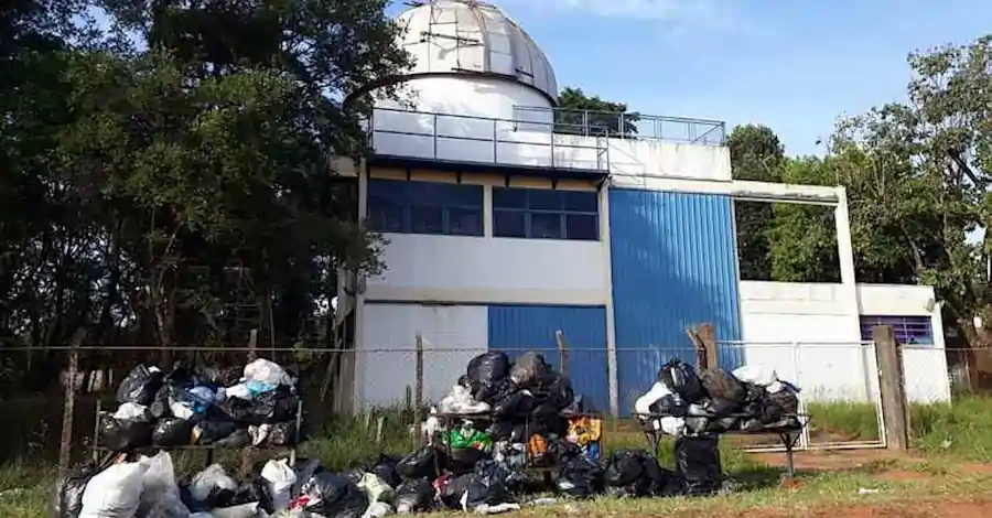 Fachada de observatório é tomada de lixo e gera revolta