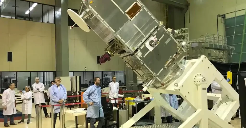 Engenheiros ao lado do Amazonia-1, o primeiro satélite de observação da Terra totalmente desenvolvido no Brasil. 