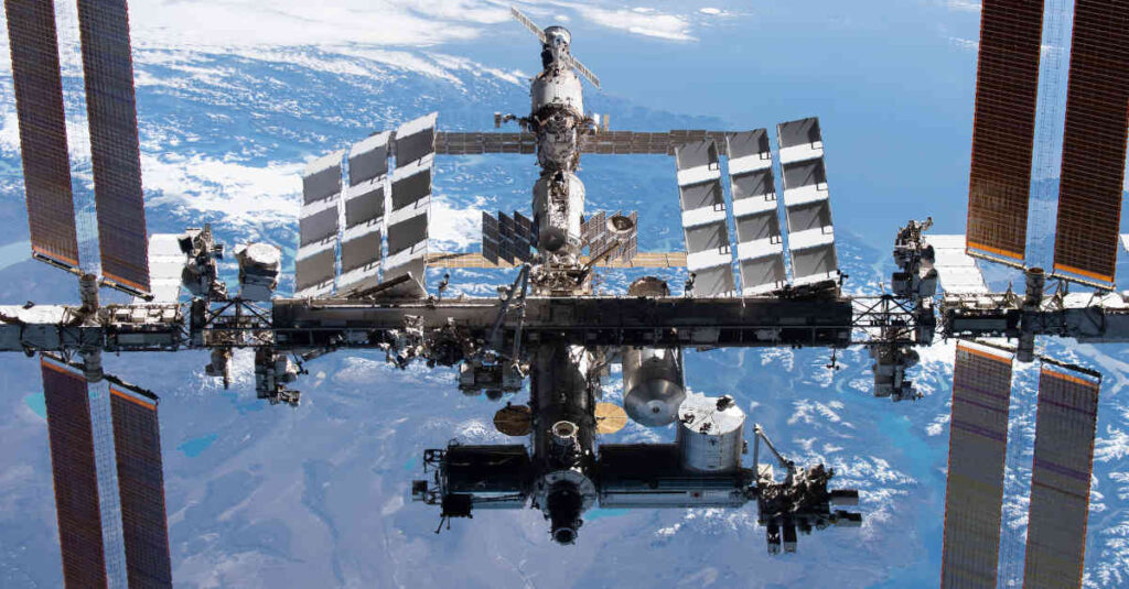 A Estação Espacial Internacional (ISS) é fotografada a partir da espaçonave Crew Dragon Endeavour, da SpaceX, após o desencaixe do porto espacial do módulo Harmony, em 8 de novembro de 2021. 