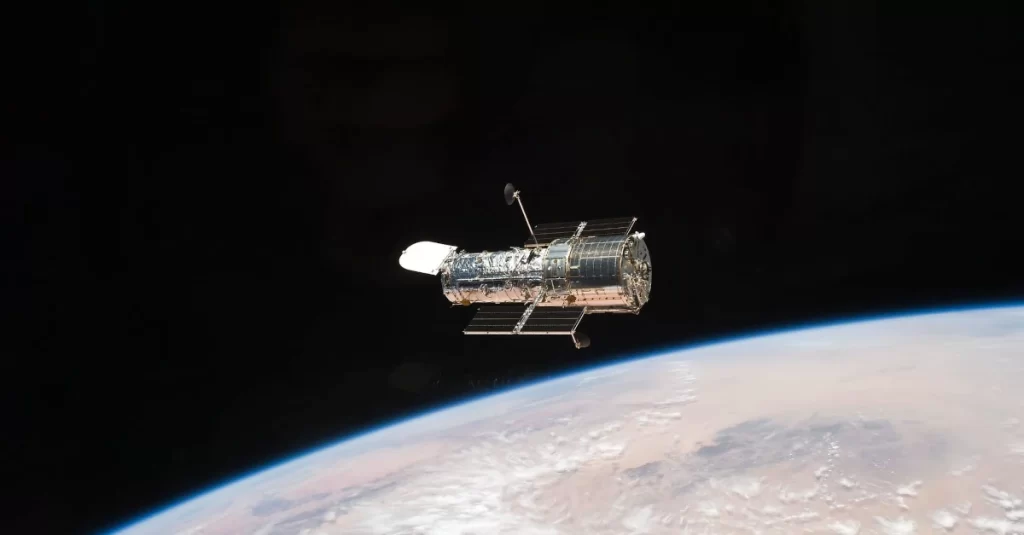 Foto do Telescópio Espacial Hubble em órbita. 