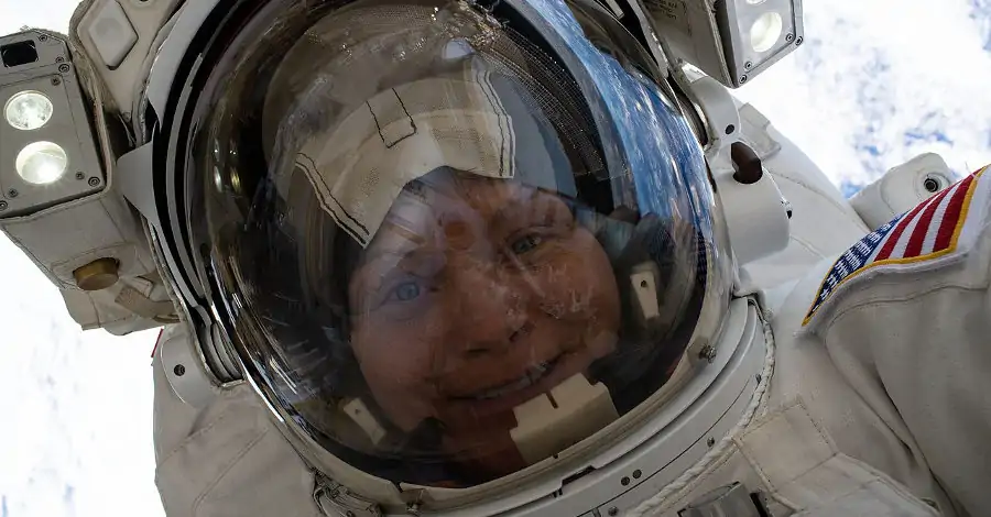 Selfie da astronauta Anne McClain durante sua primeira caminhada espacial, em março de 2019. 
