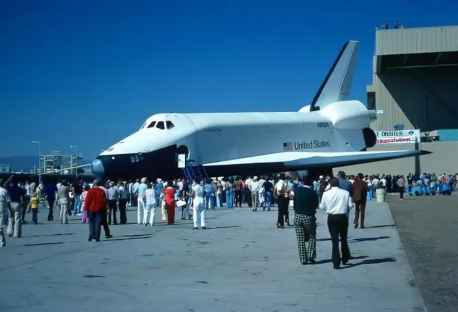 Foto do primeiro onibus espacial, batizado de Enterprise. 