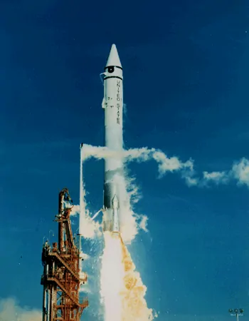 Foto do lançamento do Surveyor 2. Crédito da imagem: NASA via Wikimedia Commons.