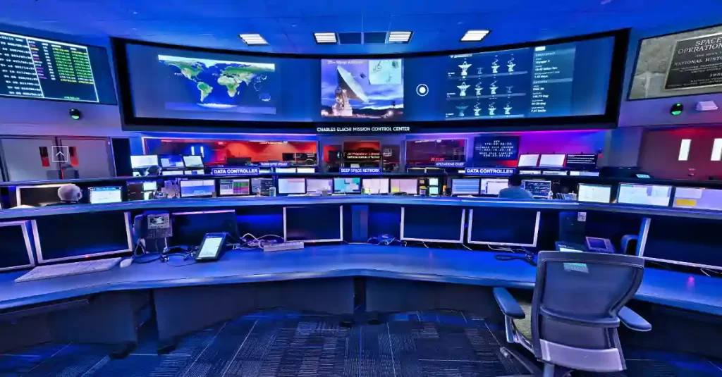 Imagem do Centro de Controle de Missões Charles Elachi, localizado no Laboratório de Propulsão a Jato, da NASA.