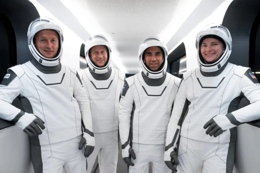 O astronauta da ESA, Matthias Maurer; o piloto da NASA, Tom Marshburn; o comandante, Raja Chari; e a especialista em missões, Kayla Barron, durante um ensaio de lançamento em outubro. 