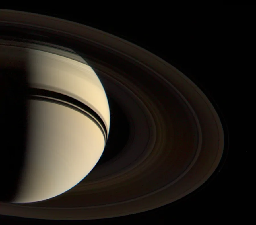 Foto de Saturno captada pela sonda Voyager 2.