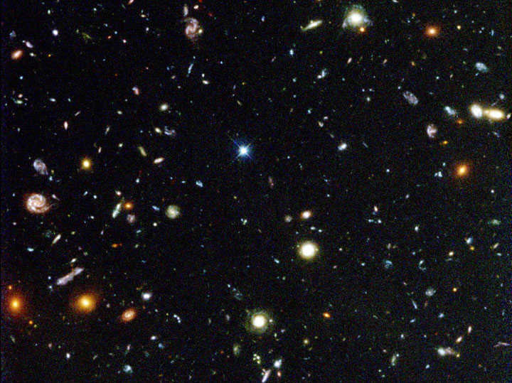 Conhecido como "Campo Profundo do Hubble", este foi o primeiro olhar significativo das primeiras galáxias que se formaram no Universo. 
