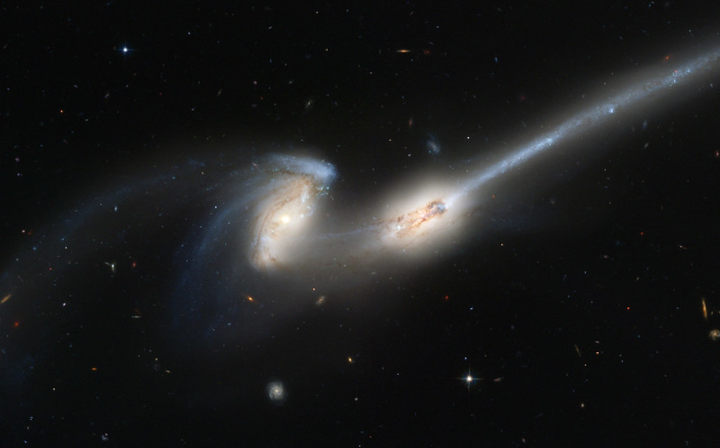 Imagem das Galáxias Antenas, um par de galáxias que está em processo de colisão.