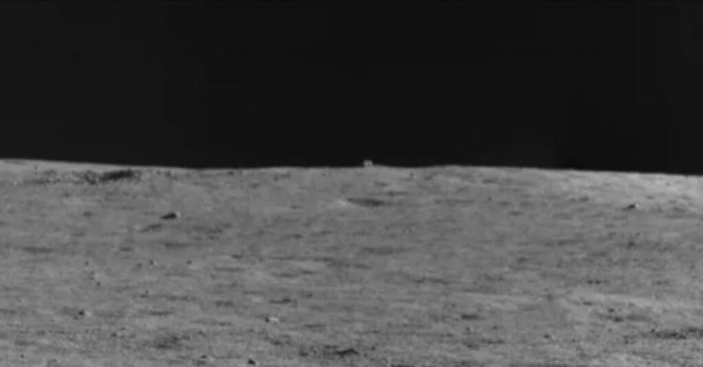 Imagem captada pelo Yutu 2 do cubo no horizonte lunar
